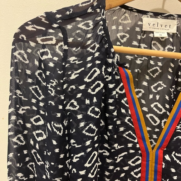 Like new Velvet by Graham & Spencer sheer 3/4 sleeve blouse - Picture 4 of 9